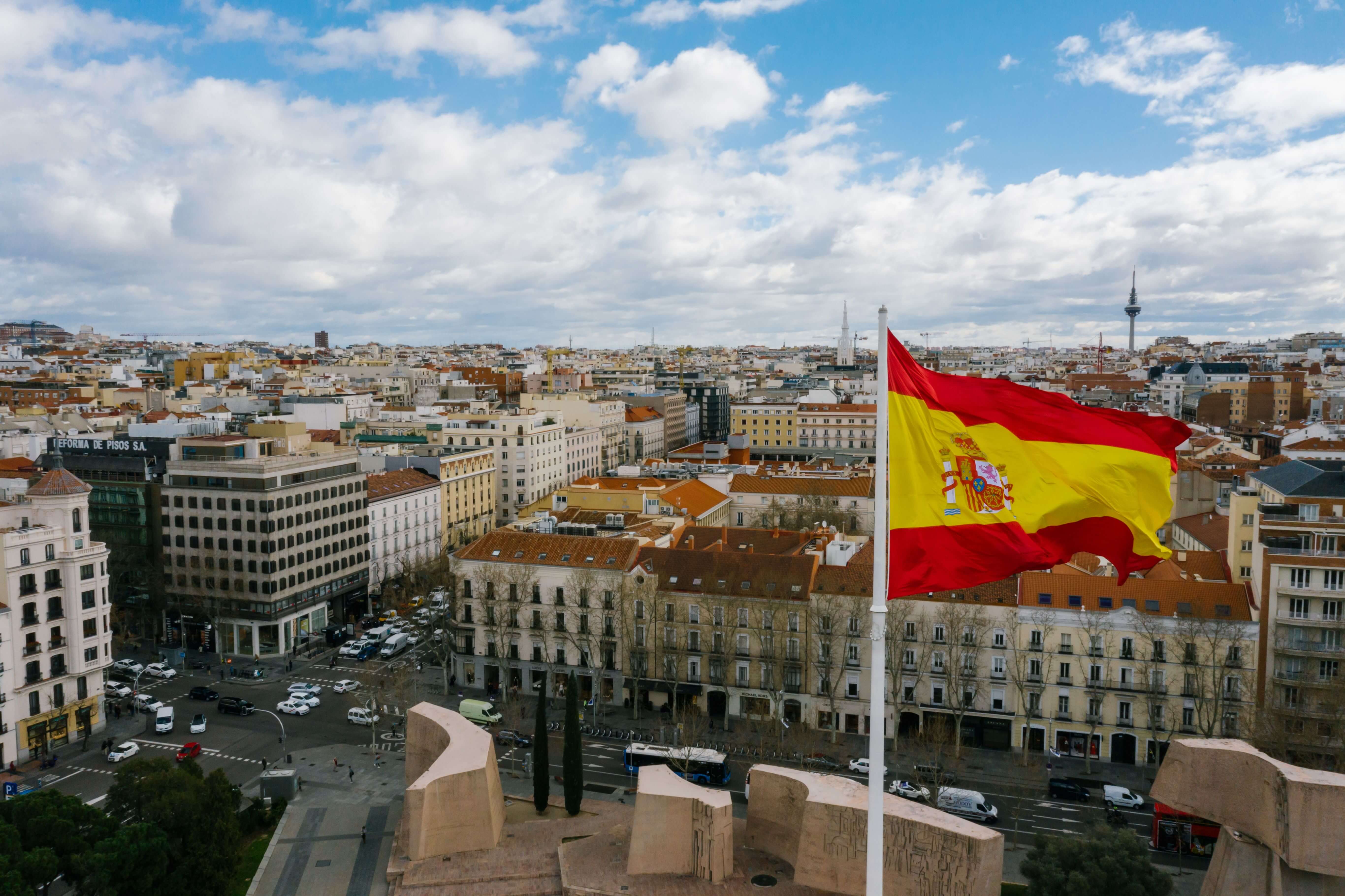 Bandiera della Spagna su Madrid con vista sul centro città