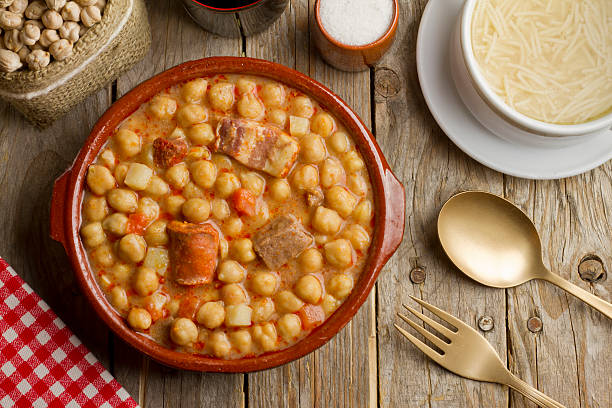 Platos de cuchara para el otoño: cocido madrileño y plato de los montes